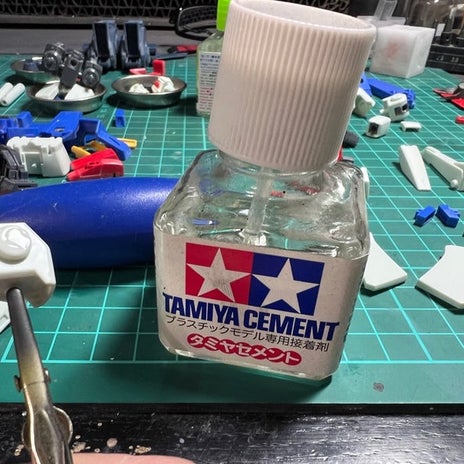 接着剤を塗ったゆるゆるのパーツの画像