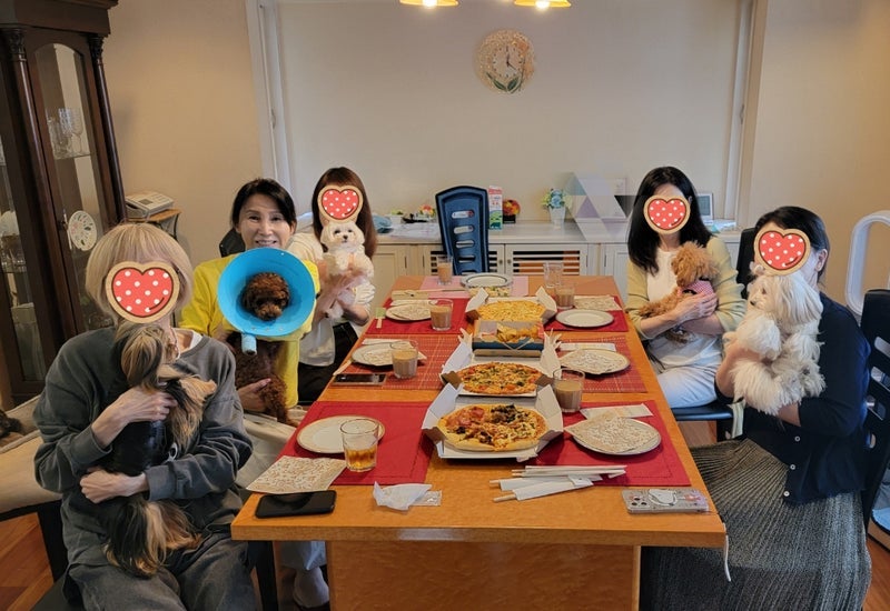 モト冬樹 仲間とバザーの準備の画像
