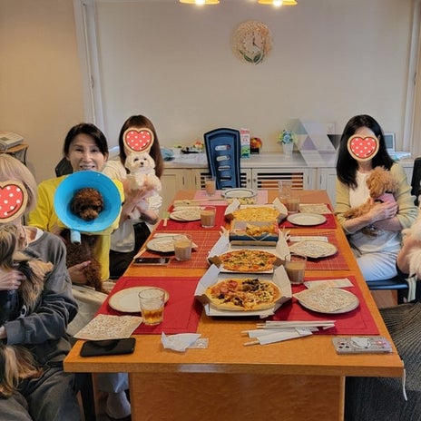 モト冬樹 仲間とバザーの準備の画像