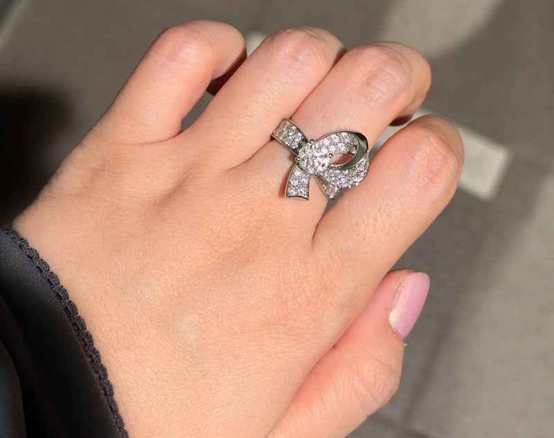 ストレスで中指につけている婚約指輪の画像