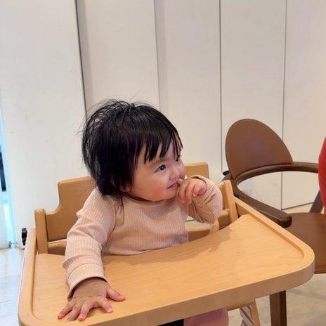 川崎希 離乳食を待つ次女の姿の画像