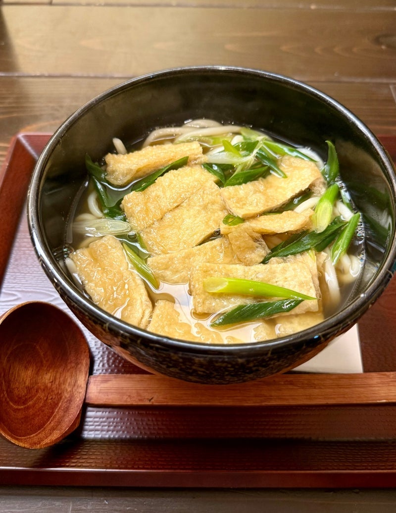 お揚げさんと刻みネギのお昼のうどんの画像