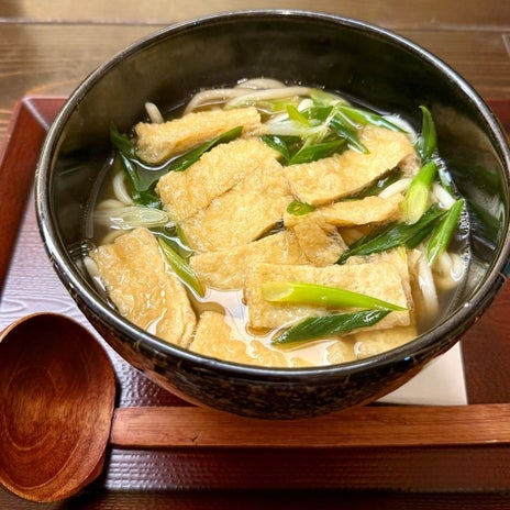 お揚げさんと刻みネギのお昼のうどんの画像