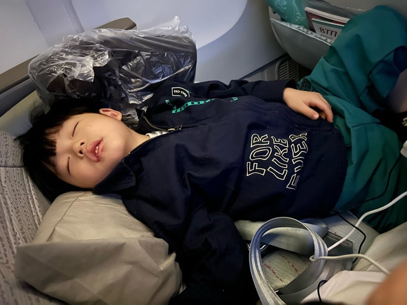 桃 膝枕で寝る長男の天使な寝顔の画像