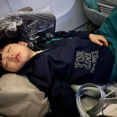 桃 膝枕で寝る長男の天使な寝顔の画像