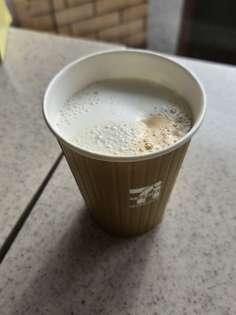牛乳を買いに行って買ったカフェラテの画像