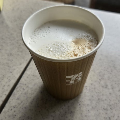 牛乳を買いに行って買ったカフェラテの画像