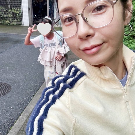 早起きして帰省のため向かう空港の画像