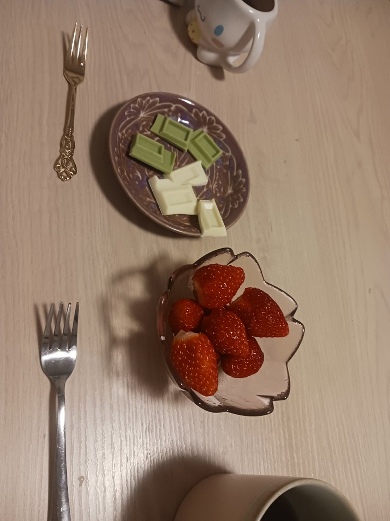 娘と私のデザートのチョコと苺の画像