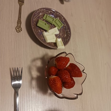 娘と私のデザートのチョコと苺の画像