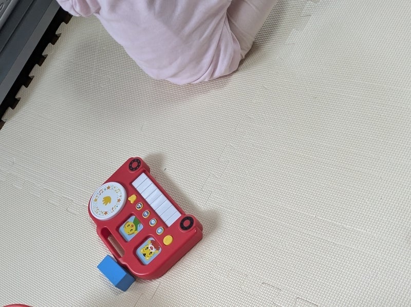 実家でもよく寝て食べて笑う娘の画像