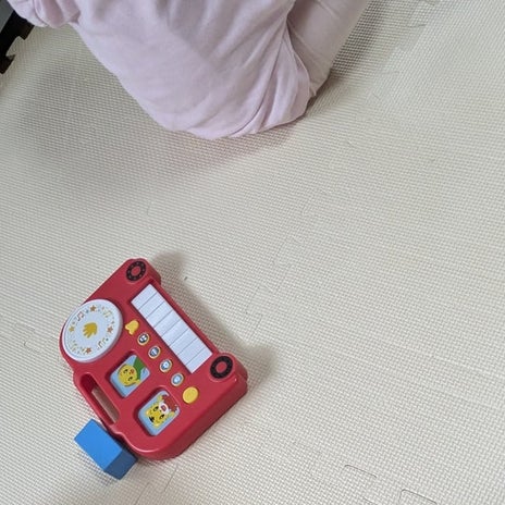 実家でもよく寝て食べて笑う娘の画像