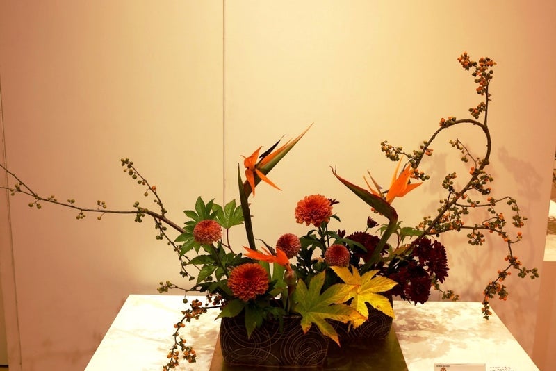 存在感のある豪華な生け花の作品の画像