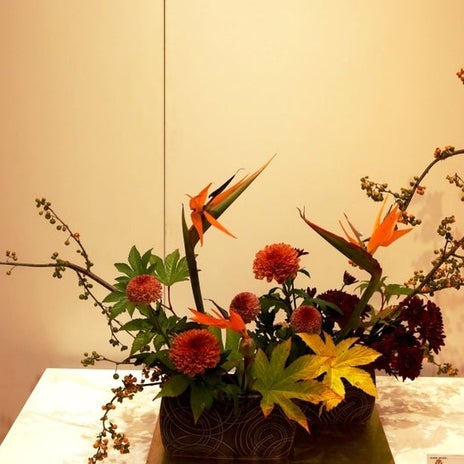 存在感のある豪華な生け花の作品の画像
