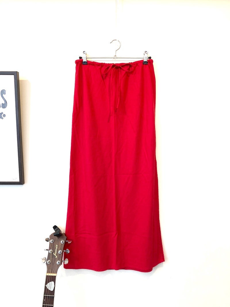 半額で購入したトマトレッドのスカートの画像