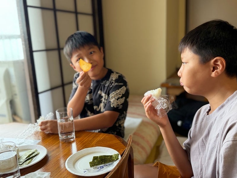 小原正子 おにぎりとポテチの昼食の画像