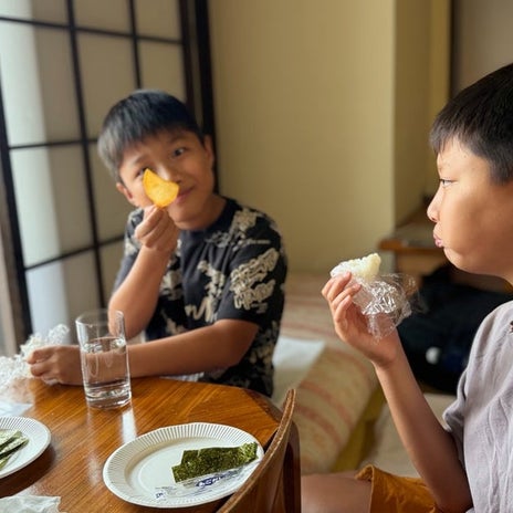 小原正子 おにぎりとポテチの昼食の画像