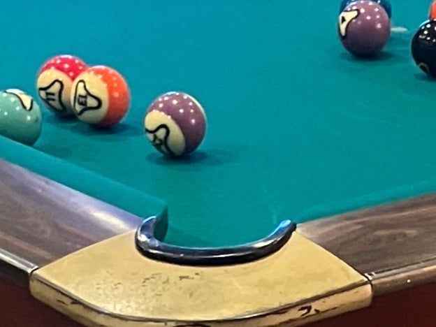 若手と深夜まで遊んで疲れた50代の画像