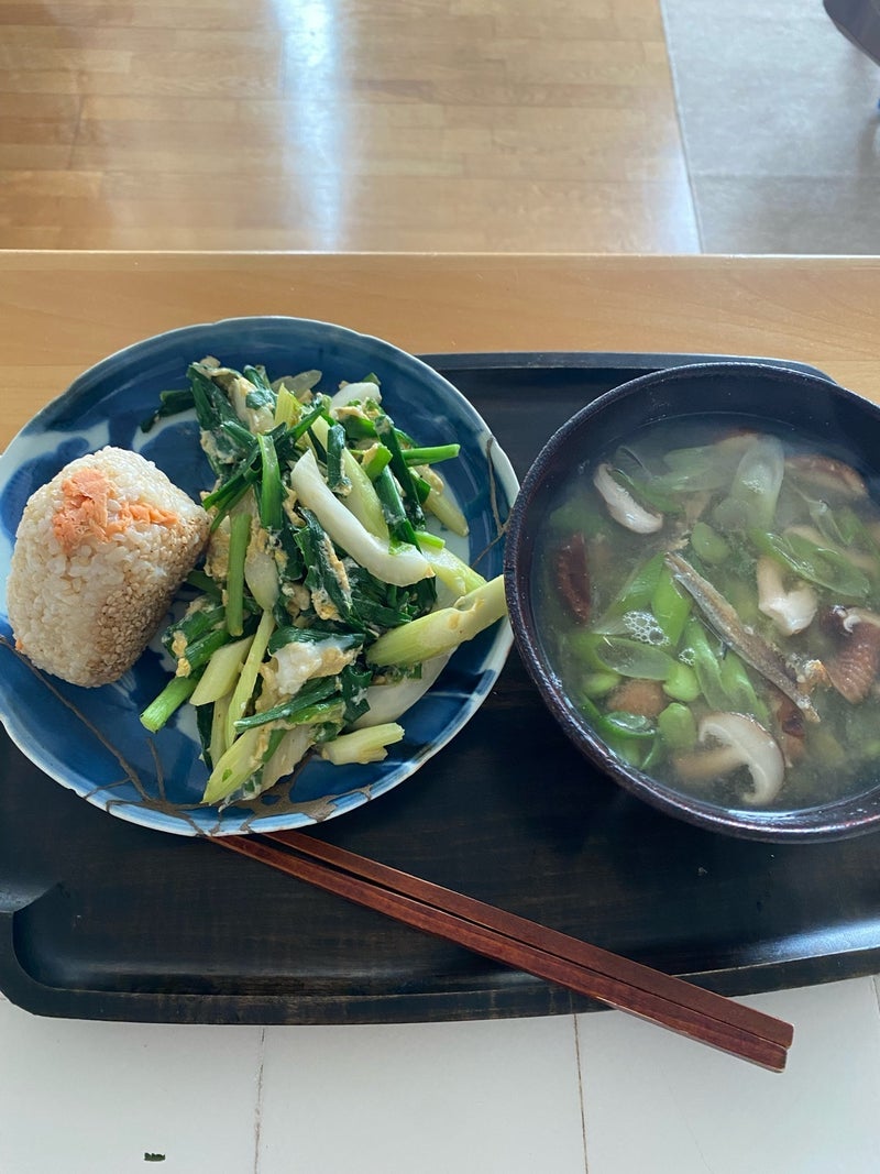 しっかり食べた玄米おにぎりと味噌汁の画像
