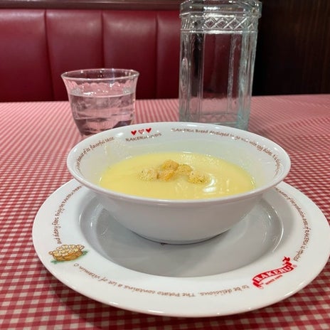 オムライスと美味しいパンのランチの画像