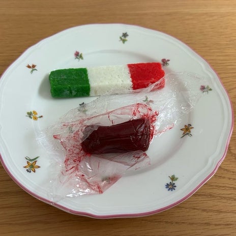 姪っ子から貰った3ヶ国のお土産の中身の画像