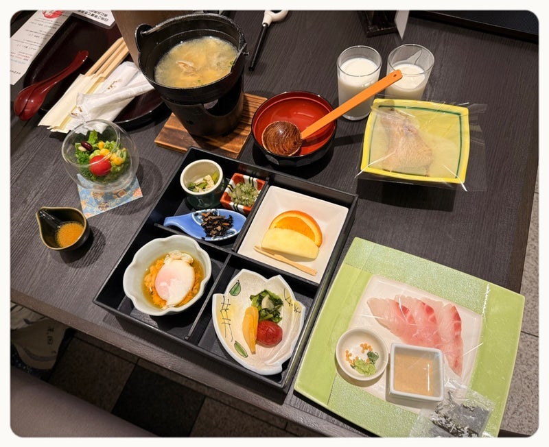 朝から鯛の刺身が出た豪勢な朝食の画像