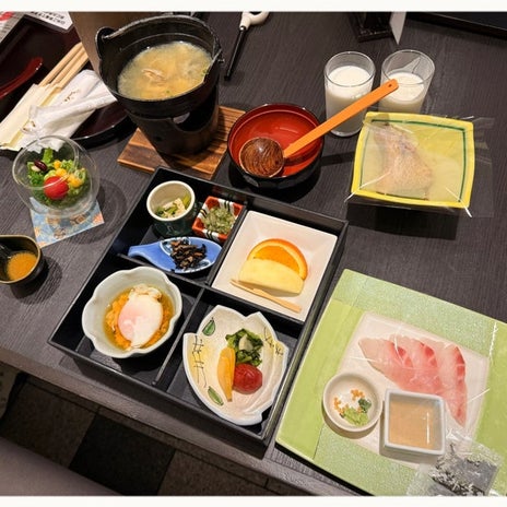 朝から鯛の刺身が出た豪勢な朝食の画像