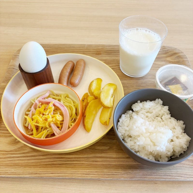 小1の朝食に冷やし中華と牛乳3杯の画像