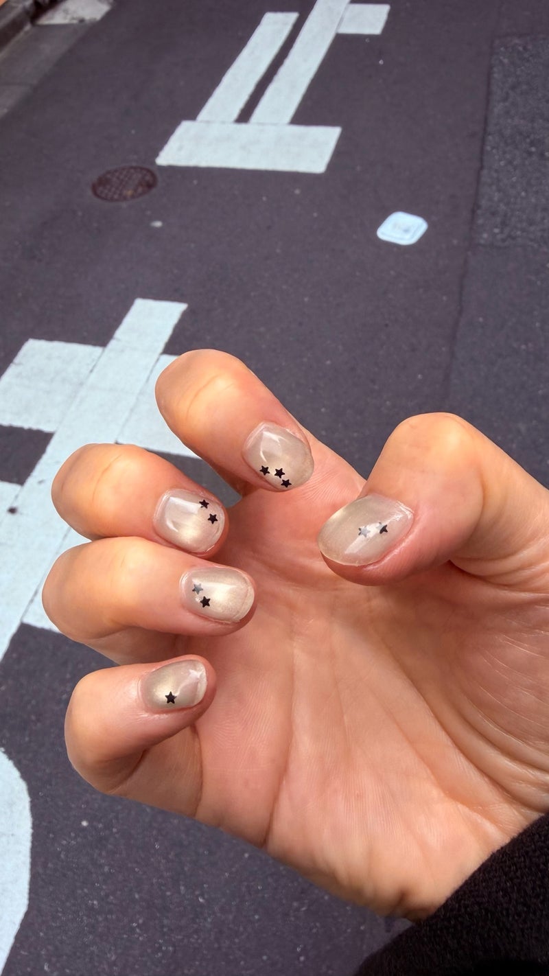 グリーンネイルで目立たないデザインの画像