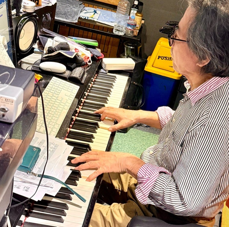 淹れて頂いた珈琲と大きなみかんの画像