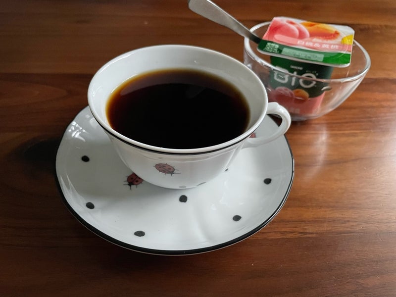 てんとう虫のコーヒーカップでコーヒーの画像