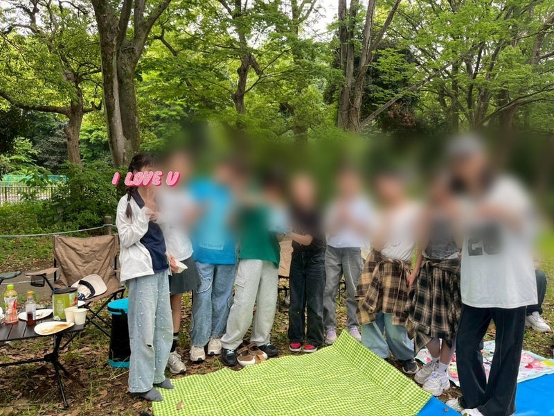 優しい友達と先生に囲まれた幸せ者の画像