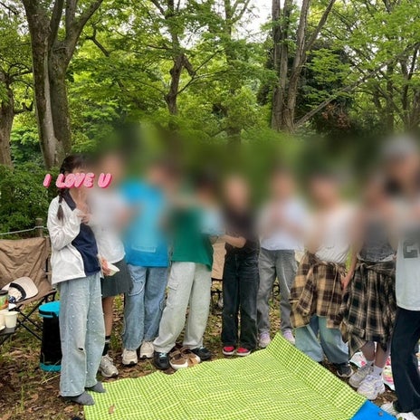 優しい友達と先生に囲まれた幸せ者の画像