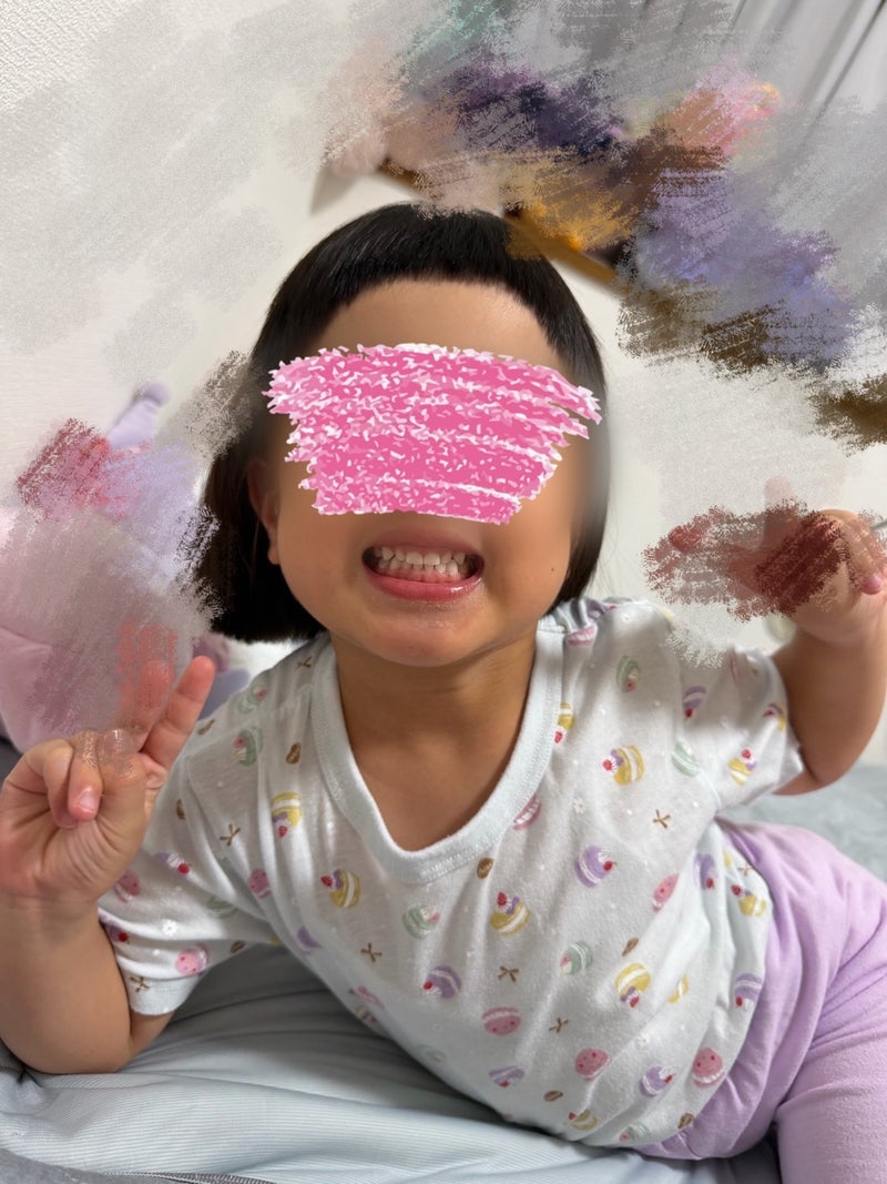 ちょっと切りすぎた娘のかわいい髪の画像