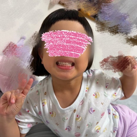 ちょっと切りすぎた娘のかわいい髪の画像