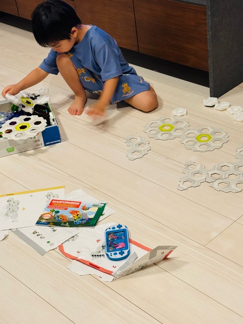 だいた どこでも遊び場にする子供の画像