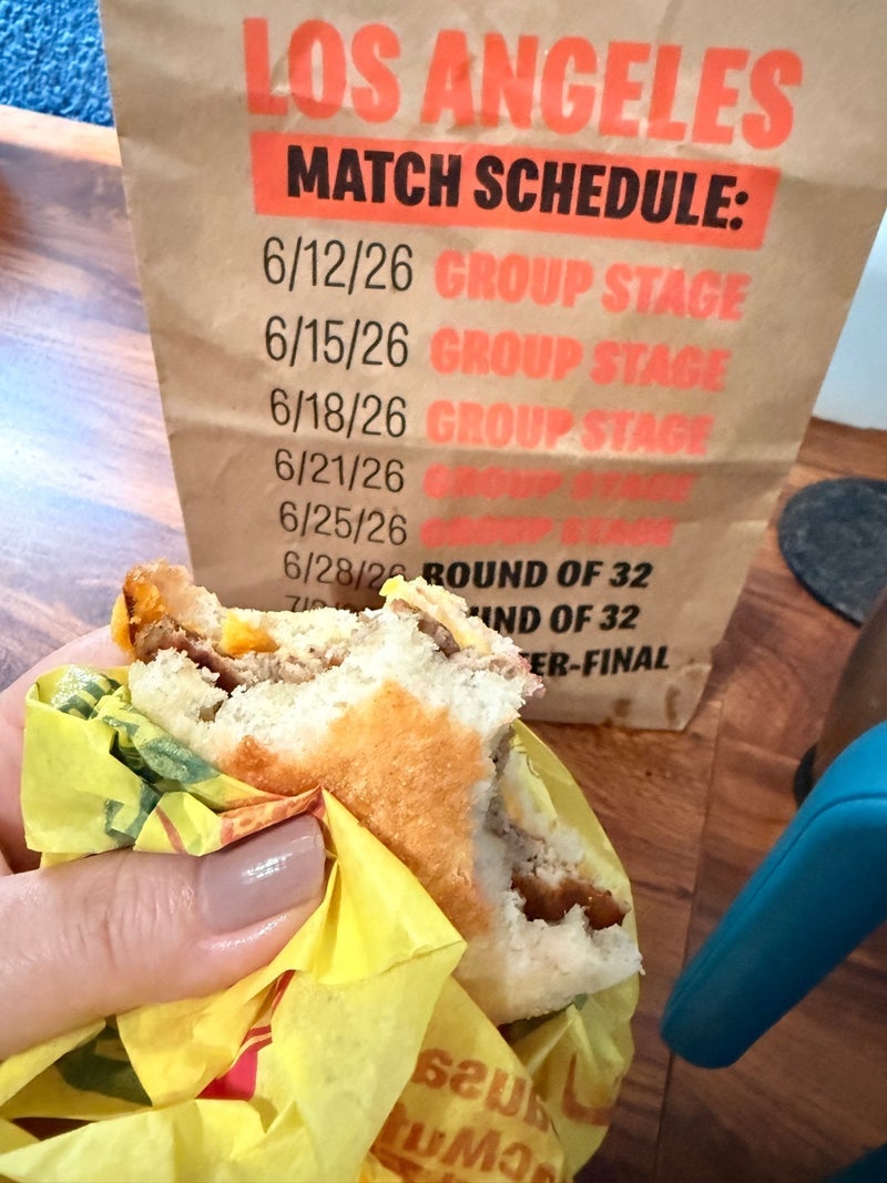 とてもアメリカらしい夫婦の朝マックの画像