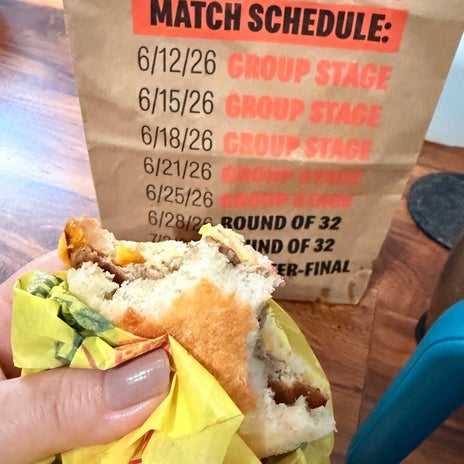 とてもアメリカらしい夫婦の朝マックの画像