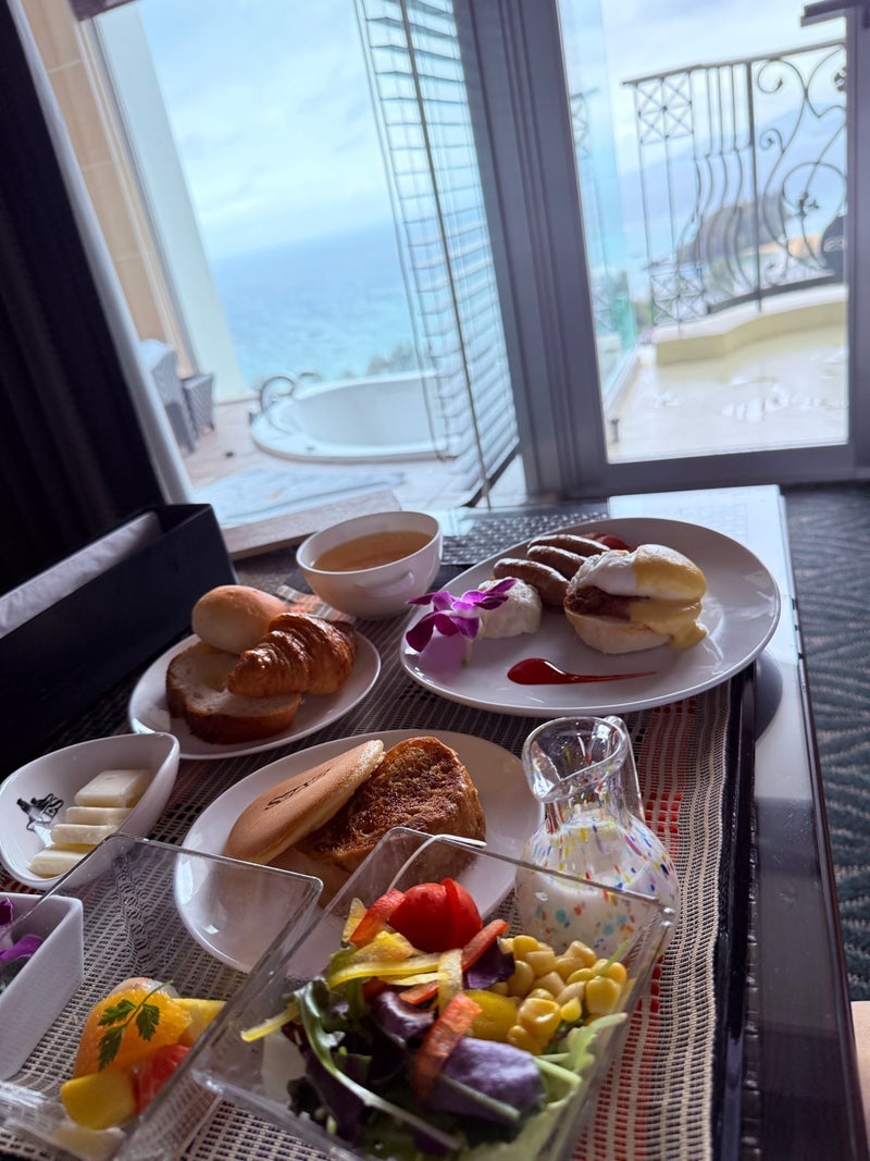 海を見ながらの贅沢なホテル朝食の画像