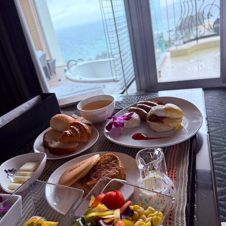 海を見ながらの贅沢なホテル朝食の画像