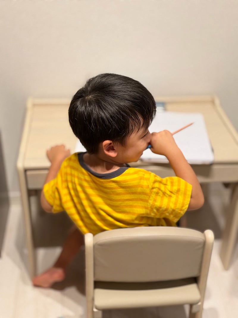 だいた 躊躇し購入した子供の机の画像
