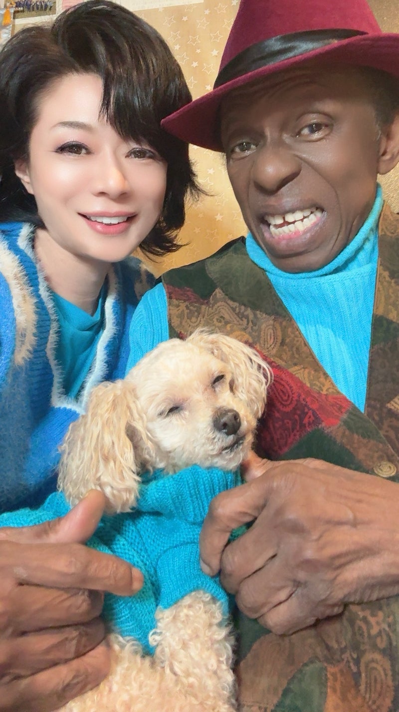 支え合う家族3人の偶然の一致の画像