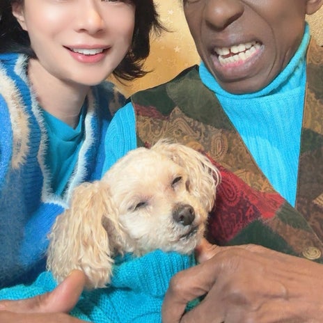 支え合う家族3人の偶然の一致の画像