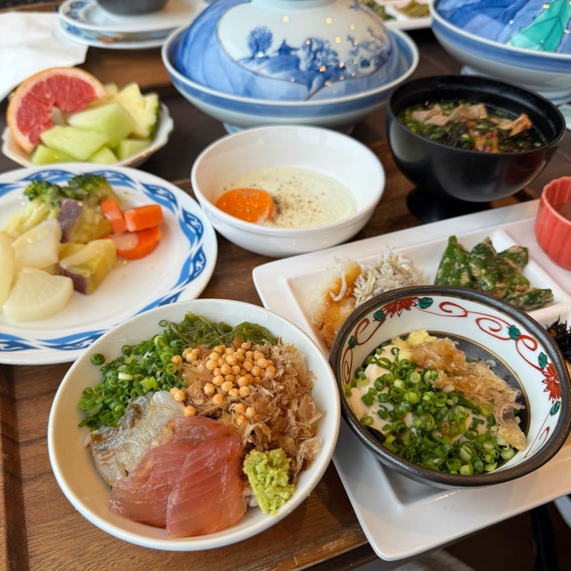 荒れる海を見ながら食べた遅朝ごはんの画像