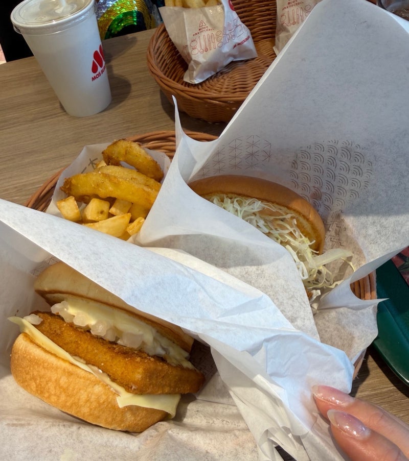 上原さくら 昼食のバーガー2個の画像