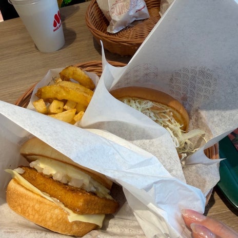 上原さくら 昼食のバーガー2個の画像
