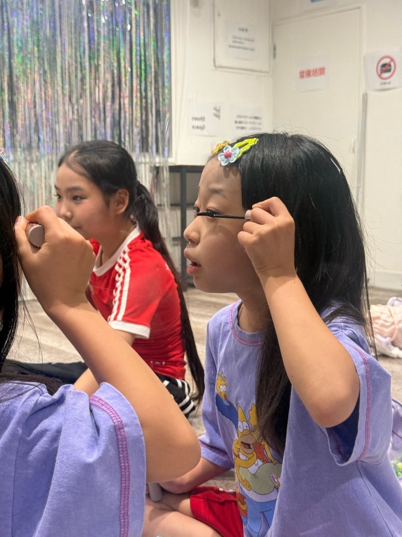 ダンスの前に自分でメイクする子供達の画像