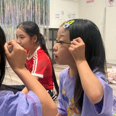 ダンスの前に自分でメイクする子供達の画像