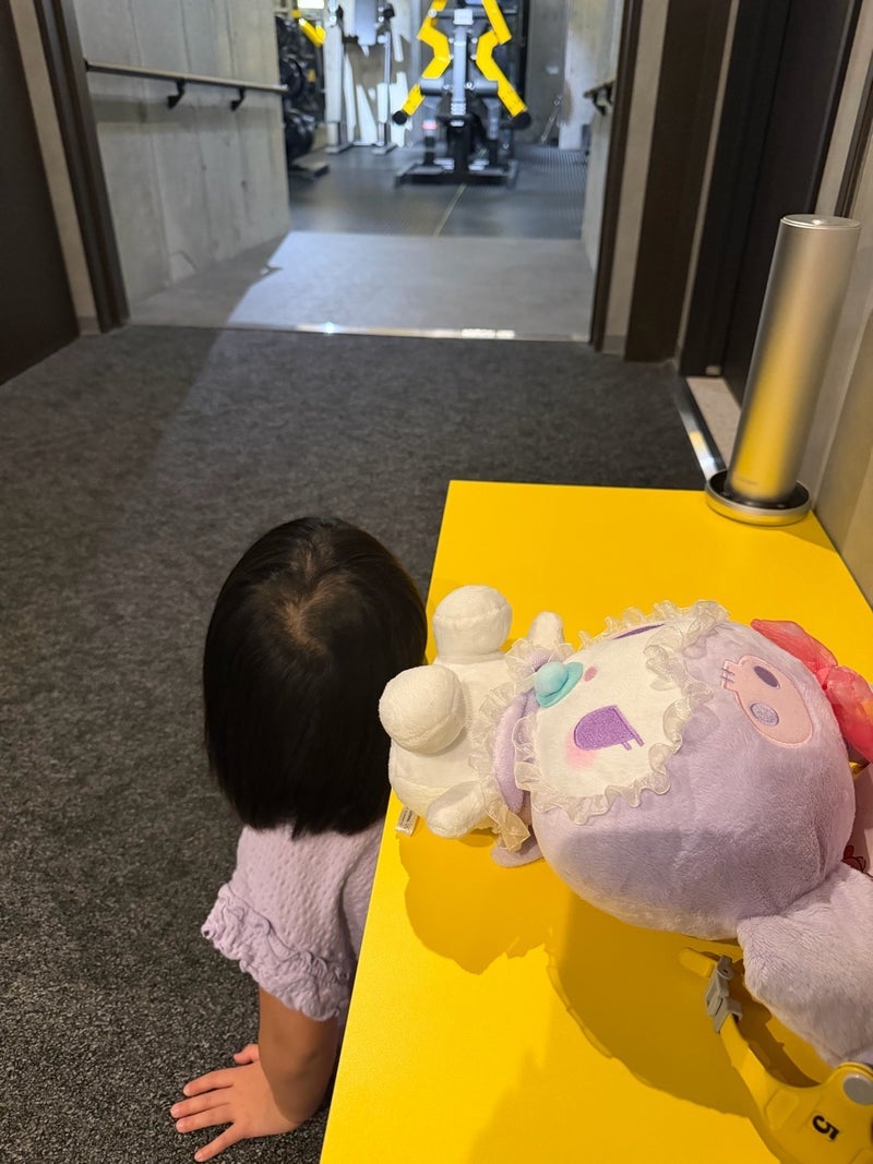 母の背中を見て気合い入った娘の画像