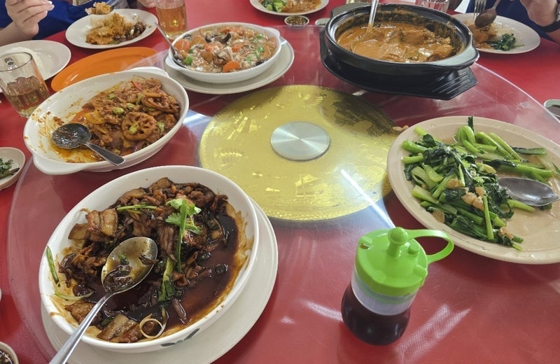 ローカルメンバーが開いてくれた食事会の画像